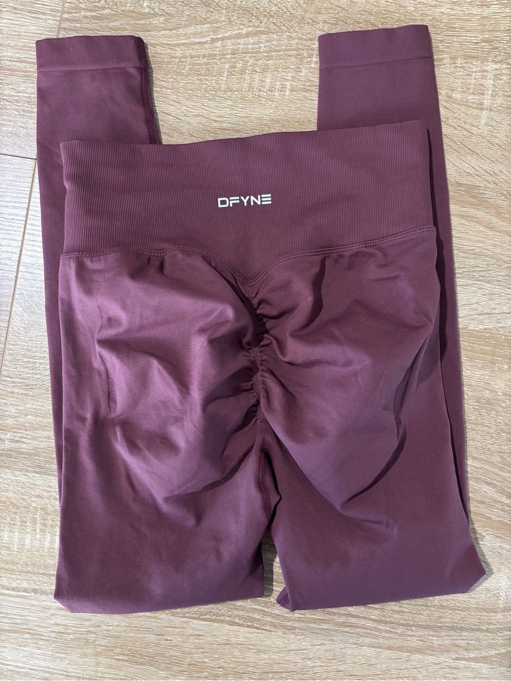 DFYNE Women's Burgundy Scrunch High-Waist Leggings